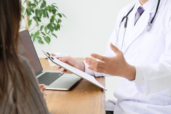 医師の診察風景